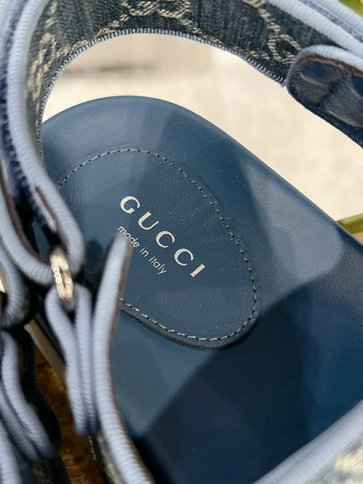 👟👟Ex-factory price 520👟👟 The latest Guccl24ss new product Double G women's Velcro sandals 😎 These flat sandals are designed with Velcro straps, which are modern and sporty, bringing comfort. This accessory is crafted from light blue and ivory white GG denim fabric. The upper straps are decorated with elegant Double G-shaped accessories, showing a unique style. Gucci’s classic presbyopic cloth surface…hot diamond surface…TPU non-slip outsole…ZP molded midsole feet…original metal buckle/rhinestone surface Code number: 35 to 42 (41.42 is custom-made and cannot be returned or exchanged)